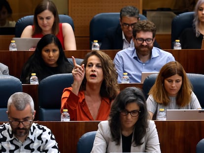 La diputada de Más Madrid Carla Antonelli interviene en el debate de investidura de la candidata del PP a presidir la Comunidad de Madrid, Isabel Díaz Ayuso, este miércoles en la Asamblea.