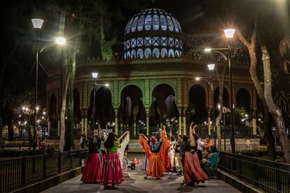 Un grupo de mujeres ensaya una coreografía de baile folklórico en la alameda de la Santa María la Ribera (Ciudad de México)