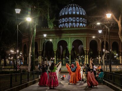 Un grupo de mujeres ensaya una coreografía de baile folklórico en la alameda de la Santa María la Ribera (Ciudad de México) el pasado 21 de febrero.
