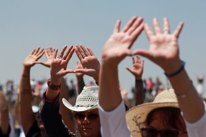 Las personas que llegan a las pirámides solo pueden caminar por la Calzada de los Muertos, ya que no se permite subir a la pirámide del Sol ni de la Luna por seguridad de los turistas. 