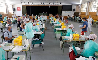 Health workers perform PCR tests on teaching staff in Madrid.