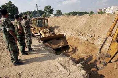 El Ejército libanés excava fosas comunes en el puerto de la ciudad de Tiro.