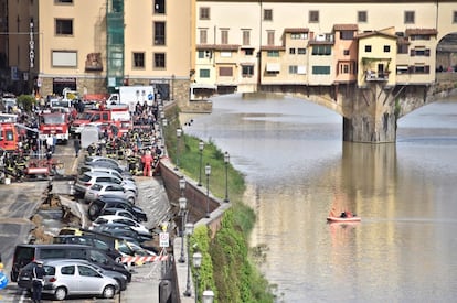 Varios vehículos aparecen engullidos por un socavón cerca del famoso Puente Viejo a orillas del río Arno, en el centro de la ciudad italiana de Florencia.