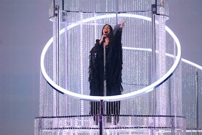 La cantante israelí Yuval Raphael durante su actuación en el Festival de Eurovisión este sábado en Basilea, Suiza.