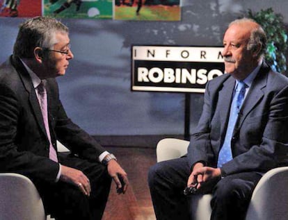 Michael Robinson durante una entrevista con Vicente del Bosque (derecha), en 2010, en su programa 'Informe Robinson'.