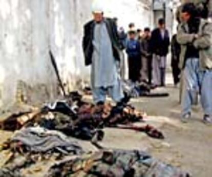 Ciudadanos de Kabul contemplan los despojos en la calle de dos talibanes muertos junto a una base militar.