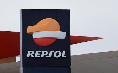 Logo de Repsol en una estación de servicio de Vecindario (Gran Canaria), este miércoles.