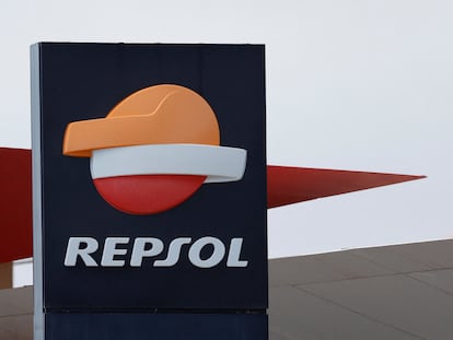 Logo de Repsol en una estación de servicio de Vecindario (Gran Canaria), este miércoles.