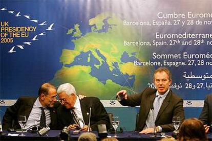 De izquierda a derecha, Javier Solana, Mahmud Abbas, Tony Blair y José Manuel Durão Barroso, ayer en Barcelona.