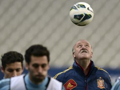 El entrenador español Vicente Del Bosque juega con el balón el 25 de marzo 2013