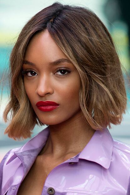 La melenita es el peinado de 2014. Unas ondas discretas como las que Jourdan Dunn lució en el desfile primavera 2015 de Burberry Prorsum favorecen mucho a este tipo de cortes.