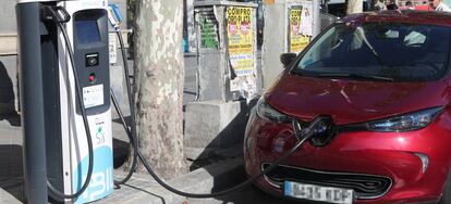 18/09/2019 Un coche se carga en un punto de recarga para coches eléctricos en Madrid.  POLITICA  Eduardo Parra - Europa Press