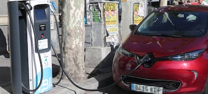 18/09/2019 Un coche se carga en un punto de recarga para coches eléctricos en Madrid. POLITICA Eduardo Parra - Europa Press