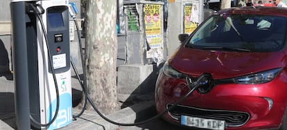 18/09/2019 Un coche se carga en un punto de recarga para coches eléctricos en Madrid.  POLITICA  Eduardo Parra - Europa Press