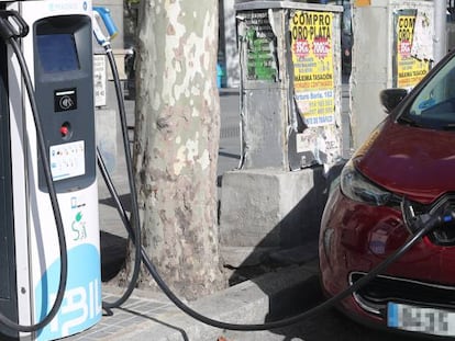 18/09/2019 Un coche se carga en un punto de recarga para coches eléctricos en Madrid.  POLITICA  Eduardo Parra - Europa Press