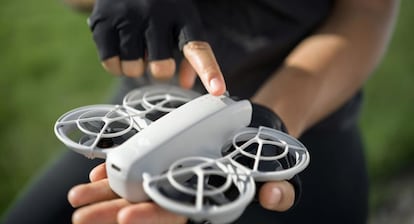 Nuevo dron DJI Neo en una mano