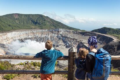 <a href="https://elviajero.elpais.com/tag/costa_rica/a" target="_blank">Costa Rica ha hecho de la naturaleza su mayor tesoro:</a> volcanes, calas de arena dorada y densos bosques tropicales atraen cada año a miles de turistas, seducidos también por la seguridad que ofrece y por la gran calidad de su infraestructura turística. A esto se añade que el país centroamericano se ha empeñado en que todos, sin excepción, puedan disfrutar de sus encantos. Una ley obliga a hoteles y espacios públicos a adaptarse a las limitaciones de las personas con movilidad reducida para que los viajeros con discapacidad puedan disfrutar sin dificultades –o con dificultades mínimas– de los atractivos del país. Así, existen senderos pavimentados accesibles que recorren la mayoría de los bosques pluviales, y los parques nacionales, como el de Carara o el del Volcán Poás (en la foto), cuentan con senderos universales que dan a las personas en silla de ruedas la oportunidad de ver de cerca a perezosos, tucanes y ranas venenosas de dardo. La ciudad de La Fortuna, entrada natural al parque nacional Volcán Arenal, ofrece a los viajeros en silla de ruedas la oportunidad de moverse en tirolina entre las copas de los árboles con la ayuda de unos arneses especiales. Este turismo accesible tiene su continuación en lugares como la provincia de Puntarenas, recostada sobre la costa del Pacífico, donde es normal encontrar propuestas de surf adaptado para personas con movilidad reducida.