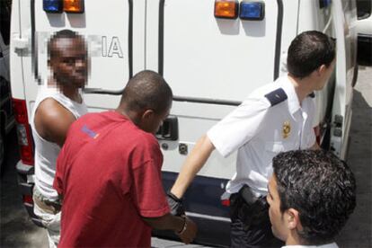 Dos nigerianos, en julio de 2005, antes de declarar en un juzgado de Málaga por la Operación Nilo.