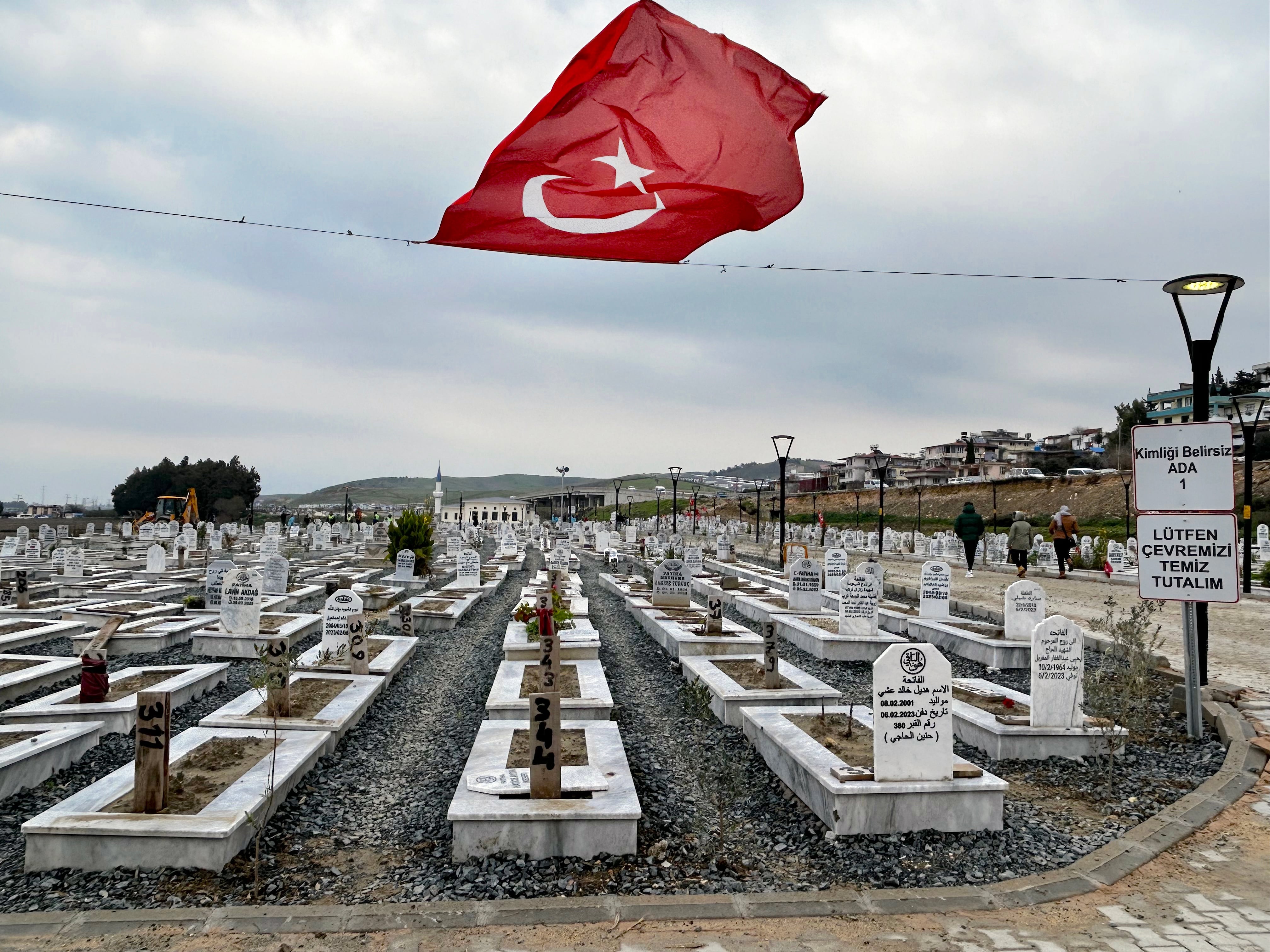 Nuevo cementerio de Antioquía (provincia de Hatay) donde reposan los restos de las víctimas del terremoto del 6 de febrero de 2023. Las tumbas sin lápida indican la presencia de cadáveres que aún no han sido identificados. 