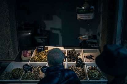 Venta de almeja en el mercado de abastos de Santiago de Compostela (A Coruña), el 14 de diciembre.