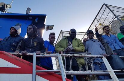Algunos de los 12 migrantes rescatados por el pesquero 'Nuestra Madre de Loreto' el pasado sábado.