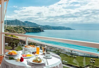 Vista del acantilado del paraje natural Maro-Cerrogordo desde la terraza del parador de Nerja (Málaga).