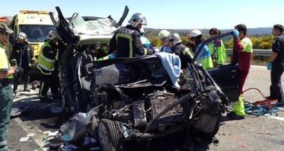 Los bomberos rescatan a las víctimas del monovolumen.