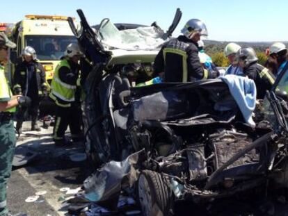 Los bomberos rescatan a las víctimas del monovolumen.