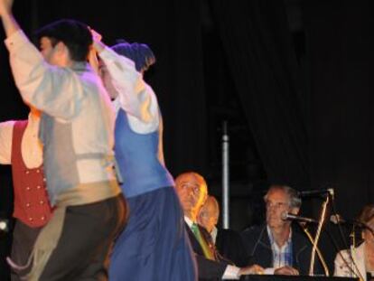 Javier Camero (sentado en el centro), en un momento del pregón de las fiestas de La Blanca.