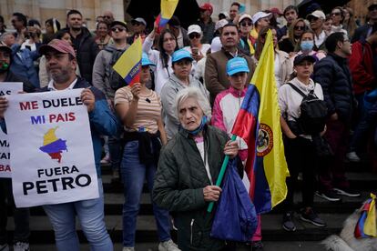 Una mujer de la tercer edad sostiene una bandera colombiana, durante la manifestación sobre la Plaza de Bolívar en Bogotá.