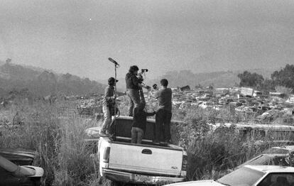 El equipo durante el rodaje del documental ‘El silencio del topo’