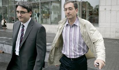 José María Bravo, a la derecha junto a su abogado, en el juzgado de Irún en julio de 2007.