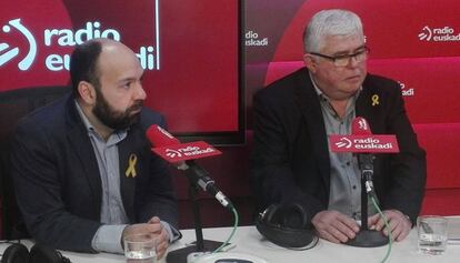 Agustí Alcoberro (i), vicepresidente de la ANC, con el portavoz de Òmnium, Marcel Mauri.