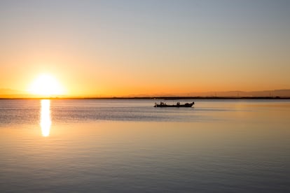 En esta laguna costera, de gran valor ecológico, se disfruta de uno de los atardeceres más bellos de la península.