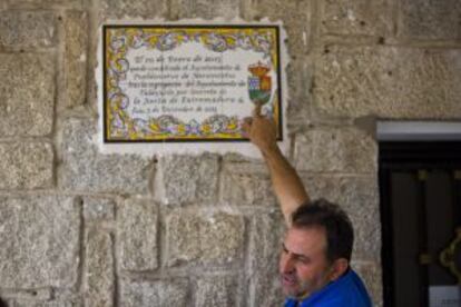 Miguel Ángel Sánchez, candidato a alcalde, señala la placa que conmemora la independencia de Pueblonuevo de Miramontes.