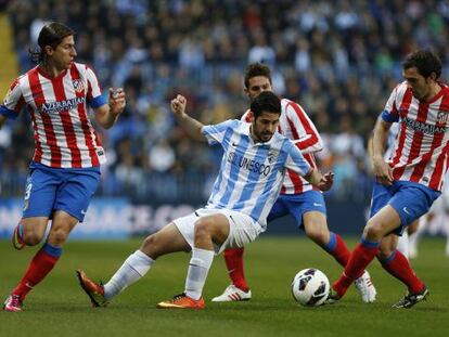 Isco pelea un bal&oacute;n ante Filpe Luis, Koke y God&iacute;n.