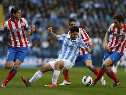 Isco pelea un bal&oacute;n ante Filpe Luis, Koke y God&iacute;n.