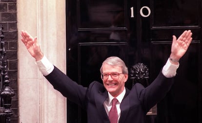 John Major en Downing Street el 10 de abril de 1992, tras ser elegido primer ministro británico. 