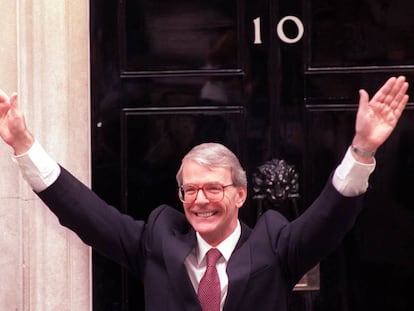 John Major en Downing Street el 10 de abril de 1992, tras ser elegido primer ministro británico. 