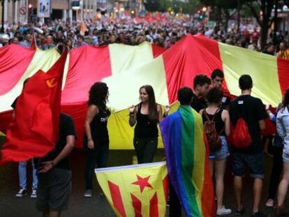 Una enorme 'senyera' precedió a la manifestación del 9 d'Octubre, este miércoles, en Valencia.