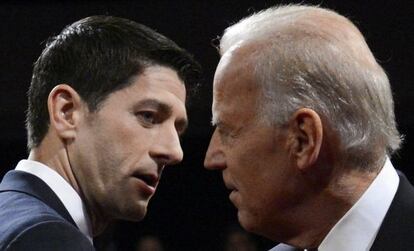 Joe Biden y Paul Ryan conversan tras finalizar el debate.