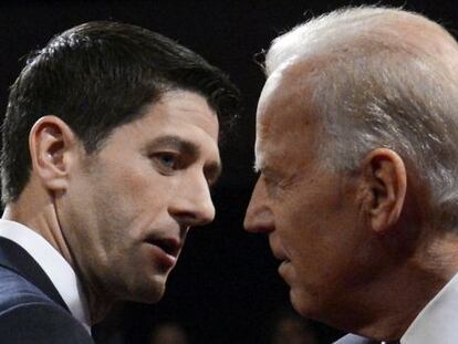 Joe Biden y Paul Ryan conversan tras finalizar el debate.