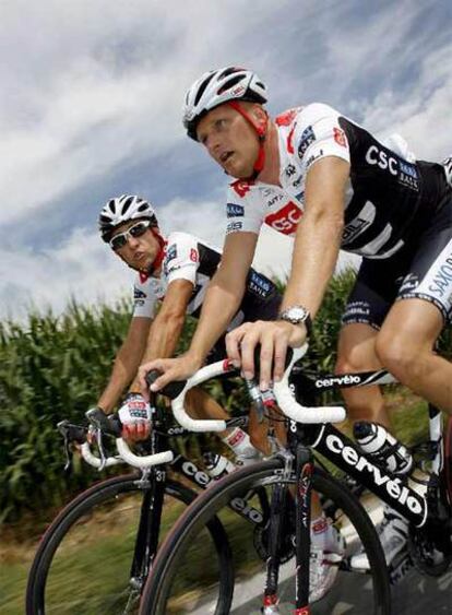 Carlos Sastre (izquierda), junto a Bjarne Riis, director del equipo CSC.