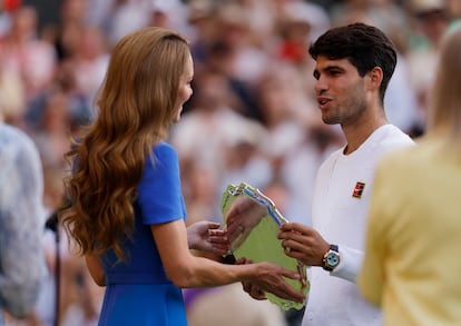 Kate Middleton entrega el trofeo de subcampeón a Alcaraz.