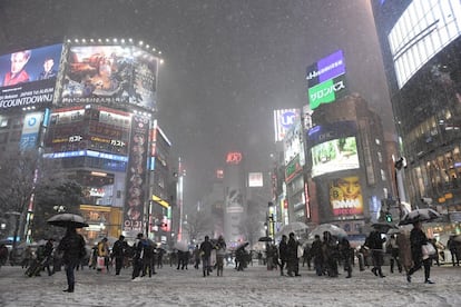 La principal compañía eléctrica que suministra a la capital, Tokyo Electric (TEPCO), instó hoy a reducir el uso energético después de que más de 100.000 hogares de las prefecturas de Kanagawa y Chiba sufrieran cortes de luz en la víspera por la excesiva demanda ante las bajas temperaturas, recogió el diario Yomiuri. En la imagen, peatones pasean por el famoso cruce de Shibuya en Tokio (Japón), el 22 de enero de 2018.