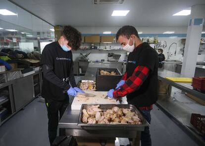 Jóvenes voluntarios de Cesal preparan 20.000 raciones de comida para la cena benéfica de Nochebuena de Comedores con Alma.