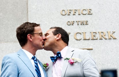 El 24 de julio de 2011 una pareja del mismo sexo se besa a las puertas del Palacio de Justicia de Nueva York. Recién casados gracias a la legalización del matrimonio homosexual en Nueva York.