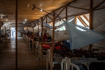 Sala de ingresos pediátricos del hospital distrital de Mora, en el extremo norte de Camerún. Pulsa en la imagen para ver la galería completa.