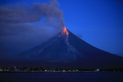 La alerta continúa en nivel 4 a pesar de que se han producido cinco nuevos episodios de expulsión de "lava intensa pero esporádica" durante un periodo de 19 horas desde la mañana del martes, según han indicado varios expertos del Instituto de Vulcanología y Sismología de Filipinas (Phivolcs). En la imagen, erupción del volcán Mayón (Filipinas), el 23 de enero de 2018.