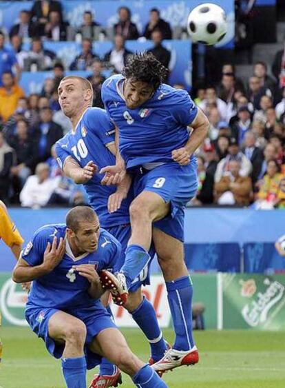 Luca Toni remata de cabeza ante sus compañeros De Rossi y Chiellini en el encuentro contra Rumania.